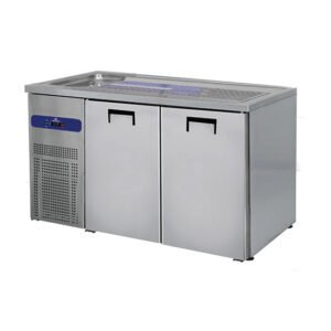 Bierausschanktheke mit 1 Becken links und 2 Türen für Bierfässer je 50 Liter