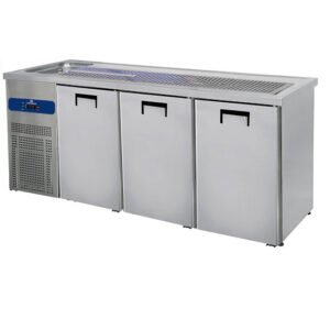 Bierausschanktheke mit 1 Becken links und 3 Türen für Bierfässer je 50 Liter